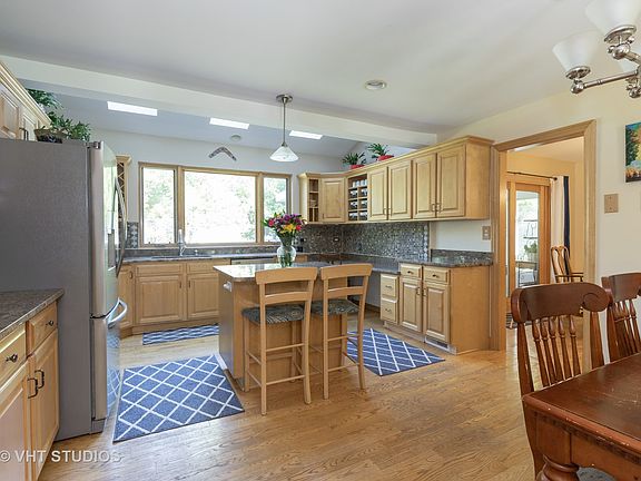 5th image of 812 Bedford Ln