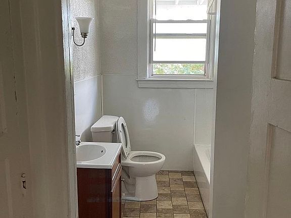 3rd image of 829 Blaine Ave Unit 2