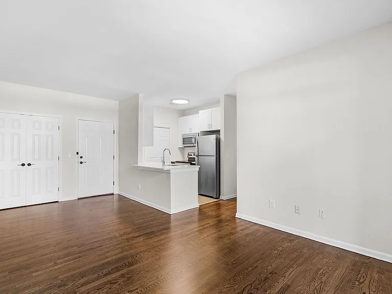 Columbia Court — Photo 13