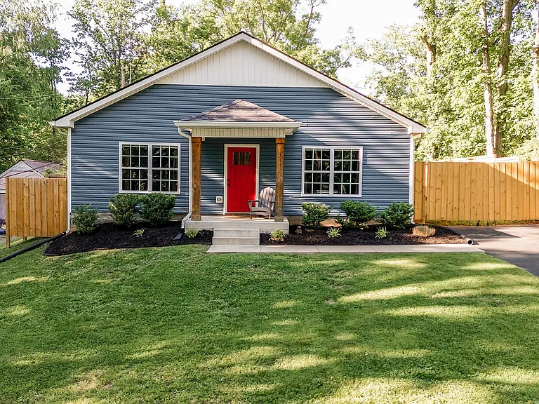711 Ridgecrest Dr — Photo 2