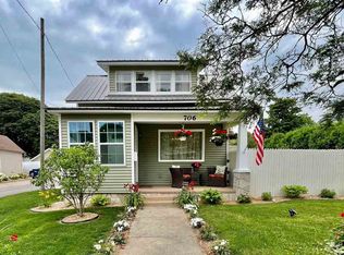 706 Bridge St, Charlevoix, MI 49720