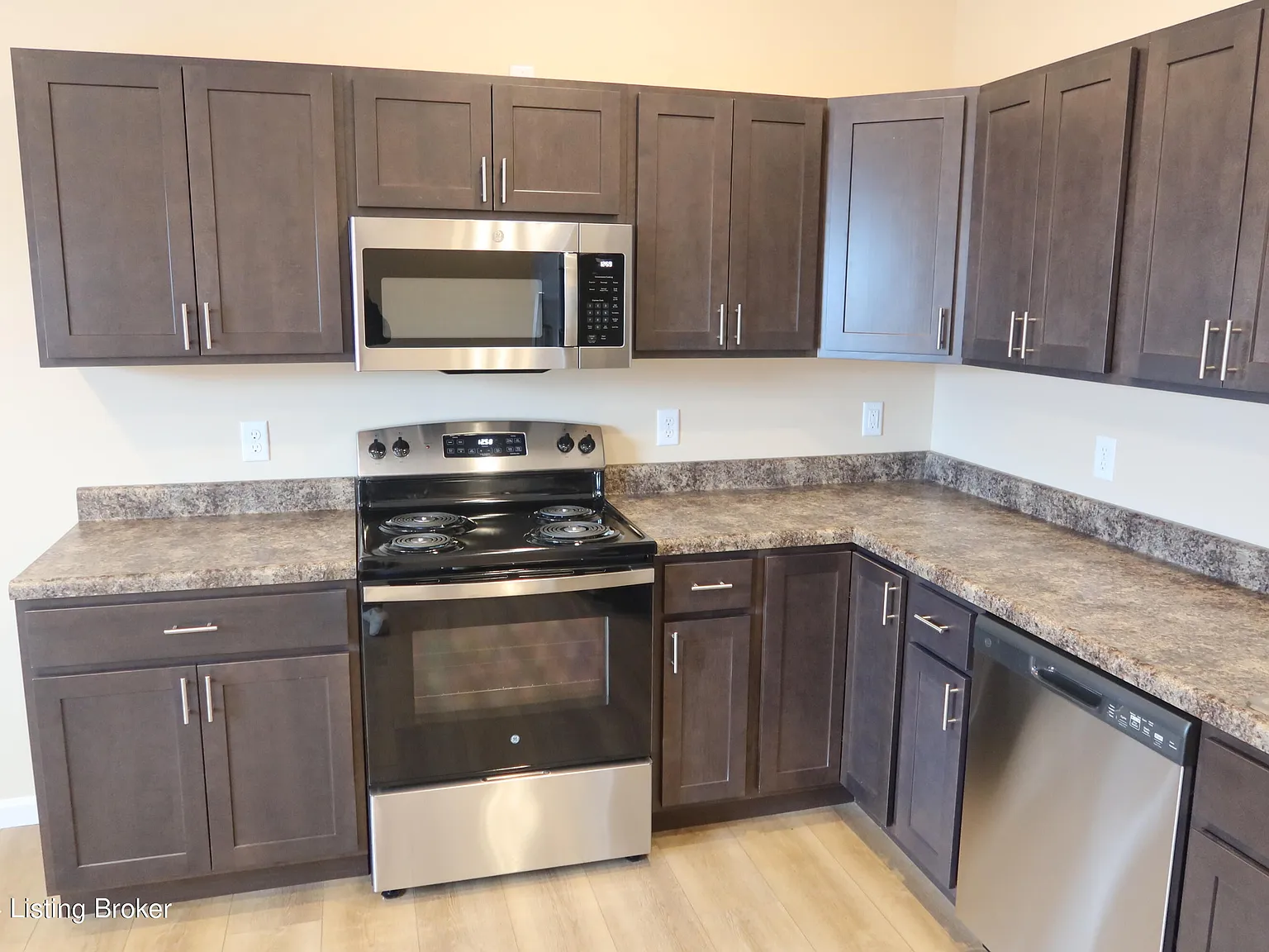 3 bed, 2.0 bath, 1550 sqft, $1,395 — Photo 3