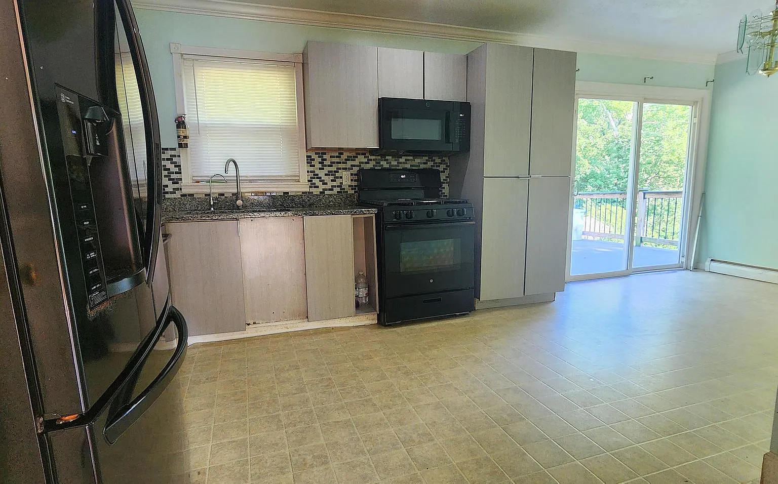3 bed, 1.5 bath, 1066 sqft, $2,500 — Photo 2