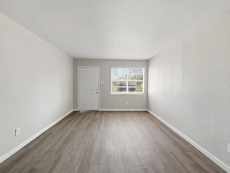 2721 Ash Park Dr — Photo 6