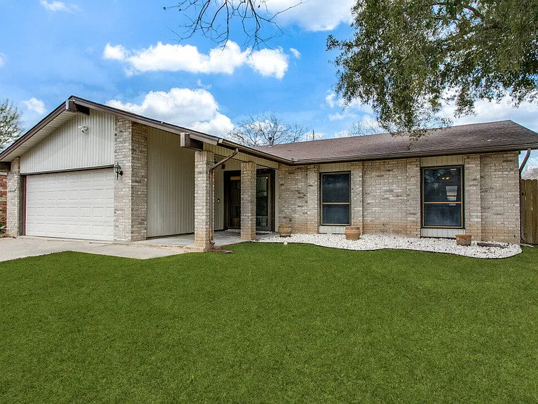 6815 Reve — Photo 1
