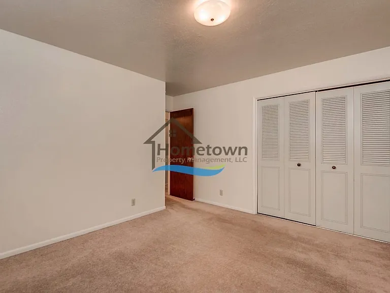 2432 & 2433 E Stowe Ct — Photo 11