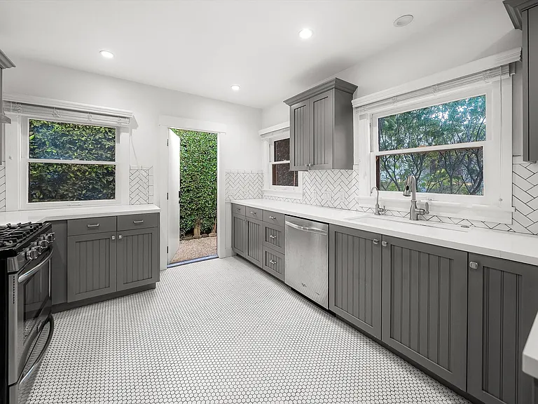 617 De La Vina St — Photo 16