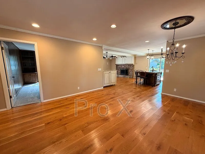 4 bed, 2.5 bath, 2564 sqft, $2,295 — Photo 4