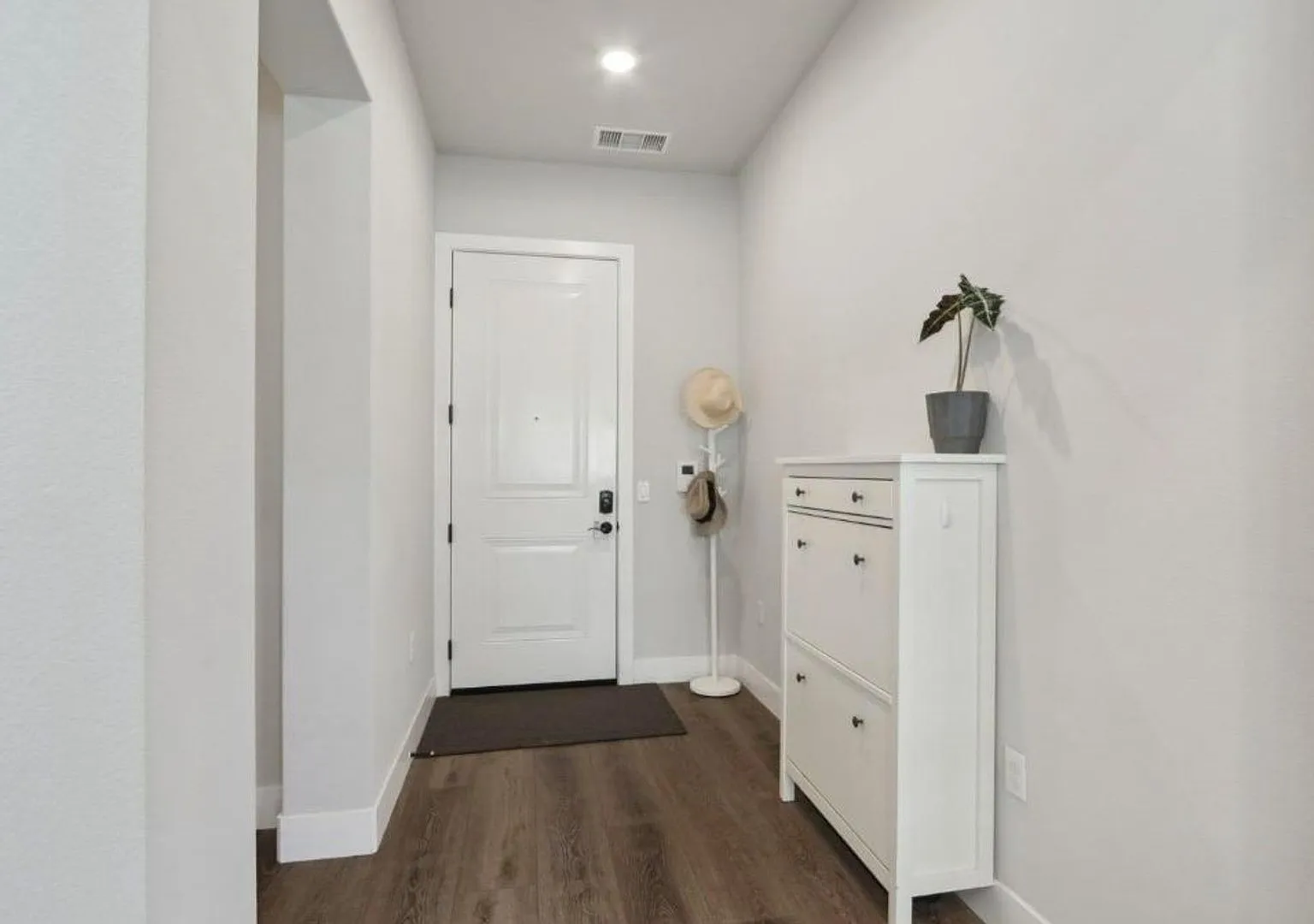 Beautiful 2 bedroom/2.5 bath unit at the Cannery available July 25th — Photo 2