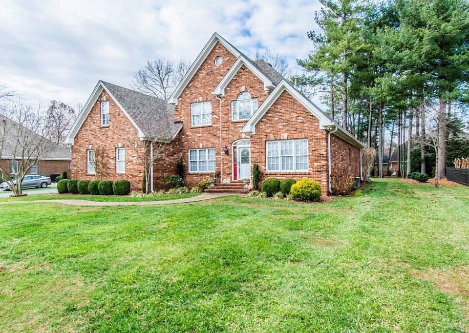 1st image of 3430 Red Oak Dr