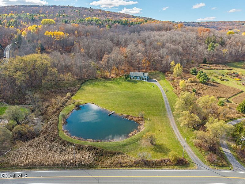 4th image of 1067 Ravine Road