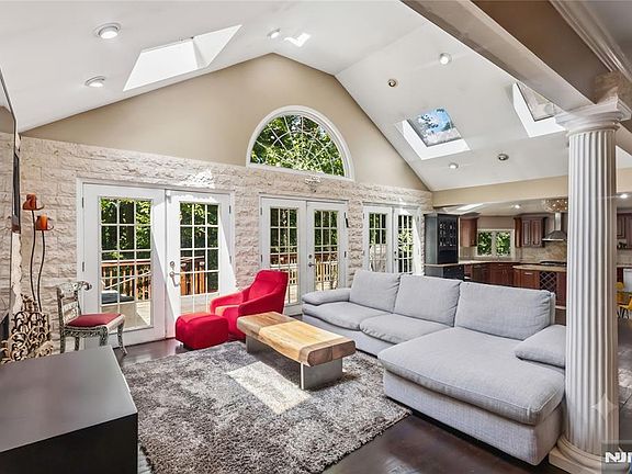 3rd image of 76 Millbrook Cir