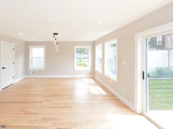 49 Center St, Clifton City, NJ 07011