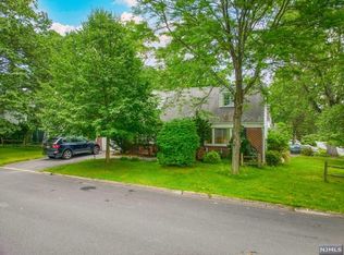 2 Eager Pl, Tenafly, NJ 07670