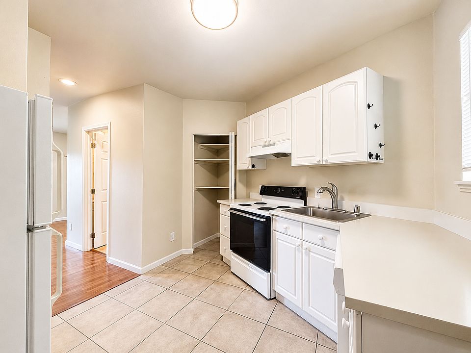 1st image of 842 Davis Pl S #10