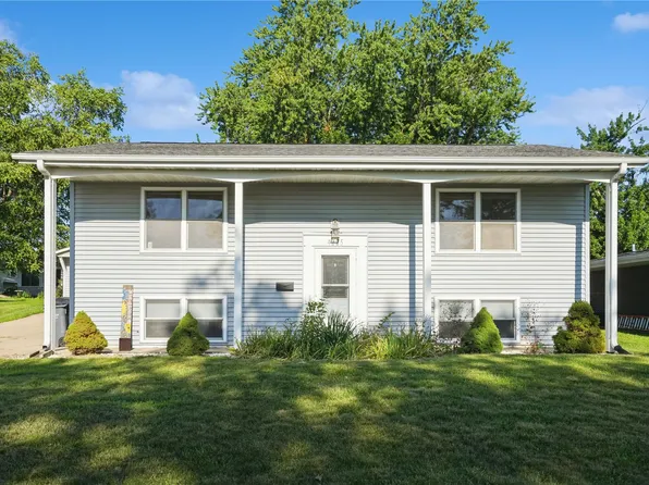 4225 Pineview Dr NE, Cedar Rapids, IA 52402