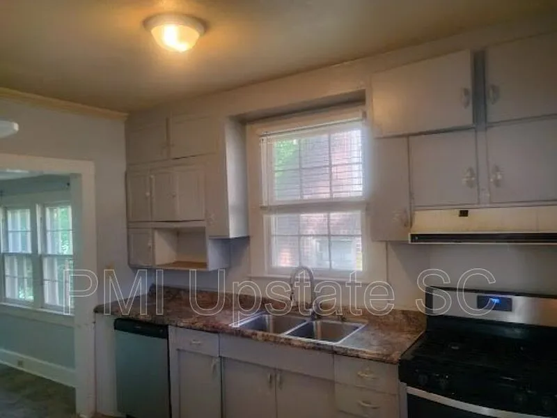 3 bed, 2.0 bath, 2000 sqft, $1,275 — Photo 2