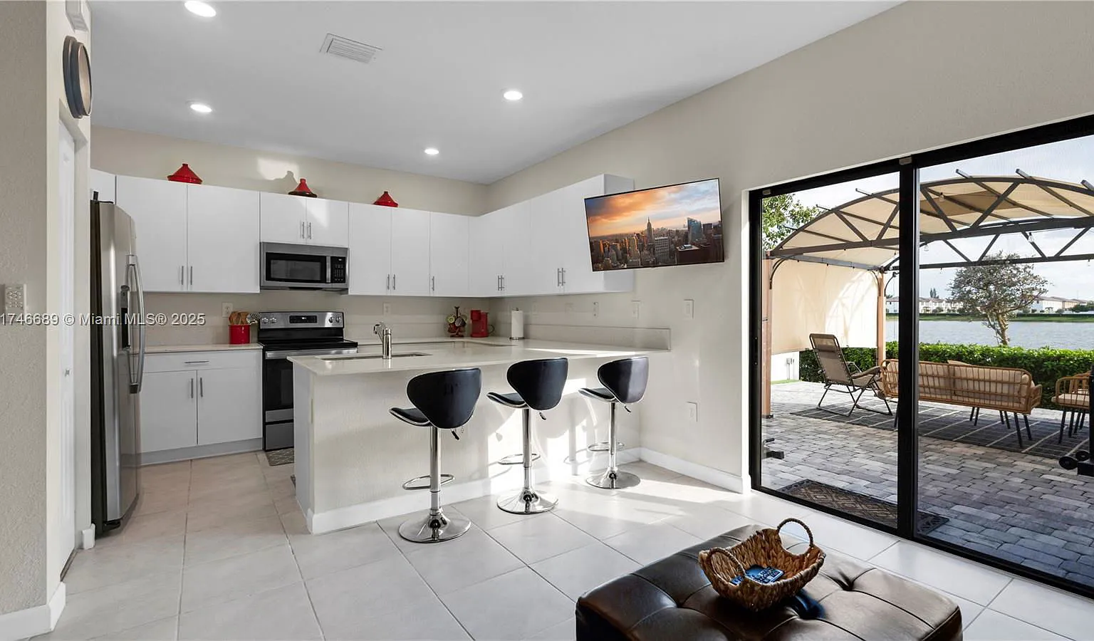 3 bed, 2.5 bath, 1650 sqft, $3,000 — Photo 4