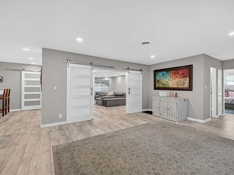 1570 NE 30th Pl — Photo 5