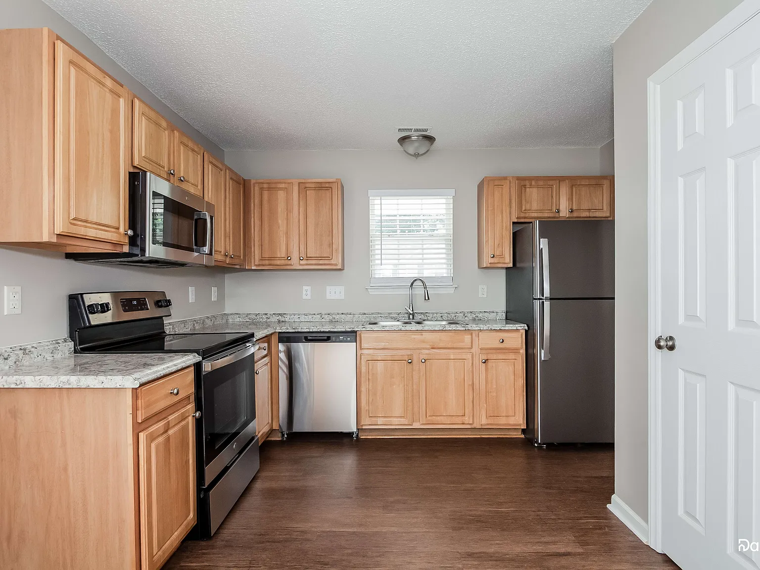 3 bed, 2.0 bath, 1100 sqft, $2,000 — Photo 4