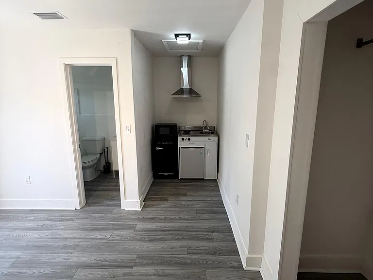 3300 SW 9th Ter #ST1 — Photo 11