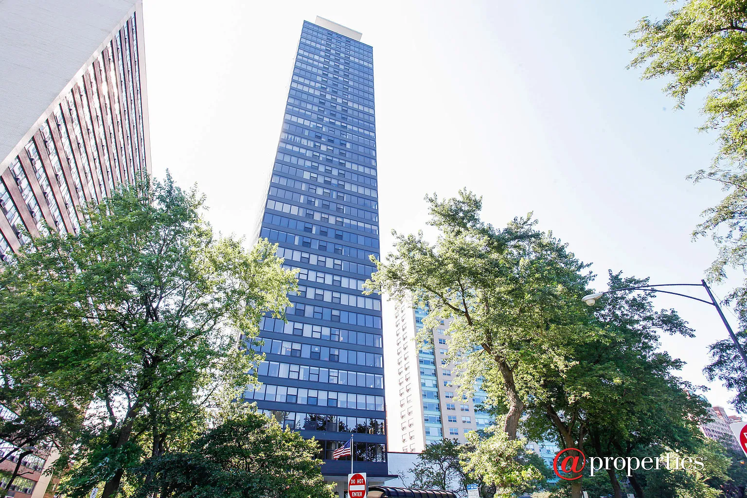 3150 N Lake Shore Dr APT 3E photo 1