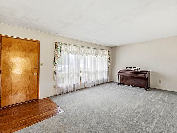 5th image of 26392 Harrison Rd