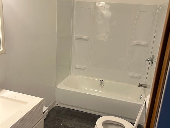 2nd image of 619 Orchard St
