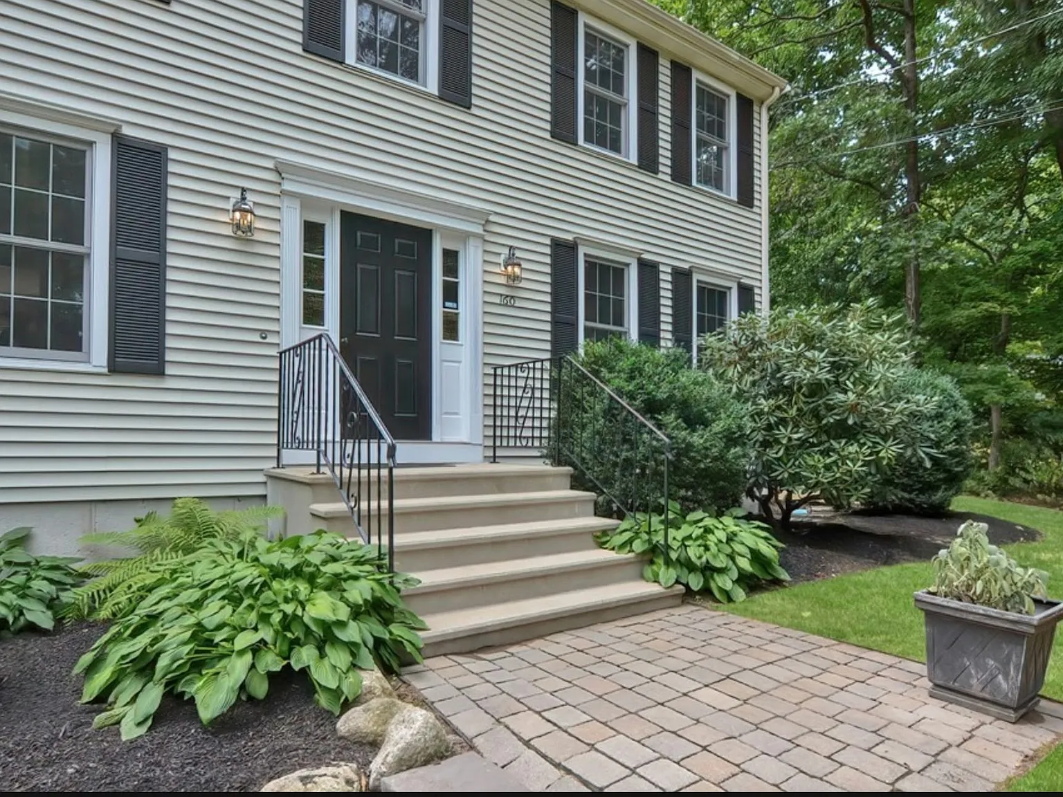 4 bed, 2.5 bath, 2208 sqft, $5,275 — Photo 3