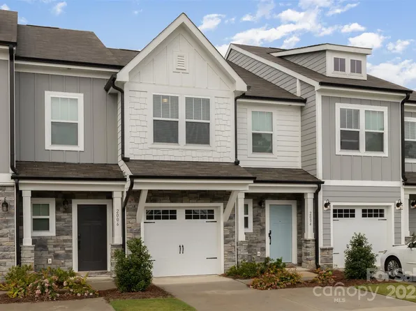 2004 Crooked Oak Ln, York, SC 29745