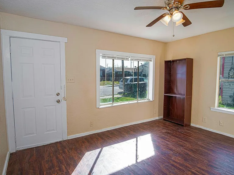 819 Larry St — Photo 11