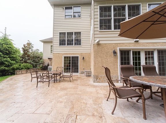 3rd image of 65 Clivedon Ln