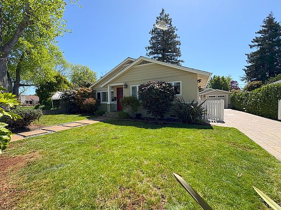 3rd image of 16 Tulip Ln