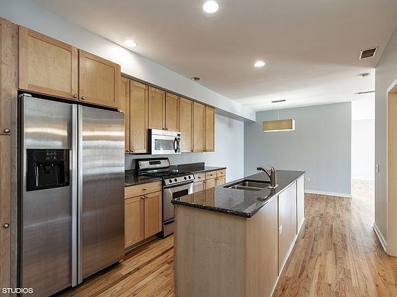 4th image of 912 W Chicago Ave #301