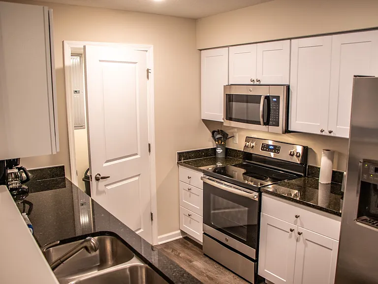 Latham Apartments — Photo 20