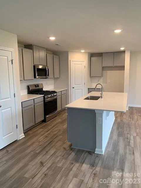 4 bed, 2.5 bath, 1956 sqft, $1,995 — Photo 2