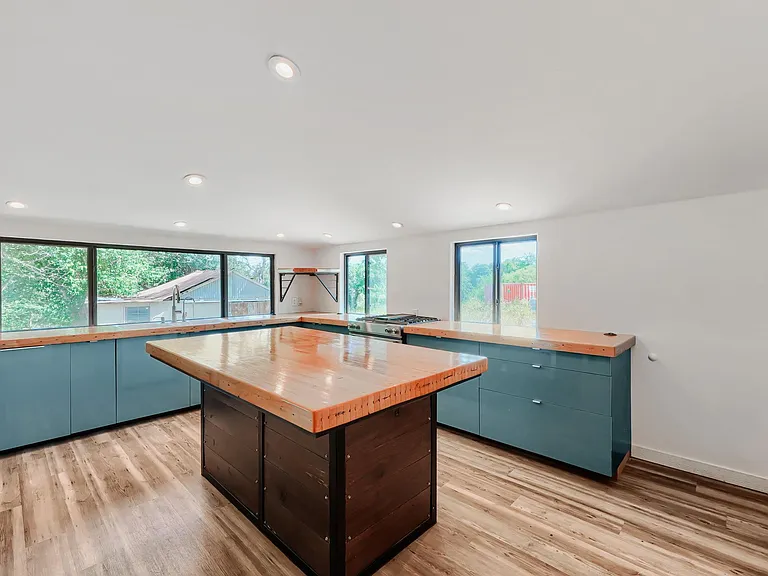 1321 W San Antonio St — Photo 4
