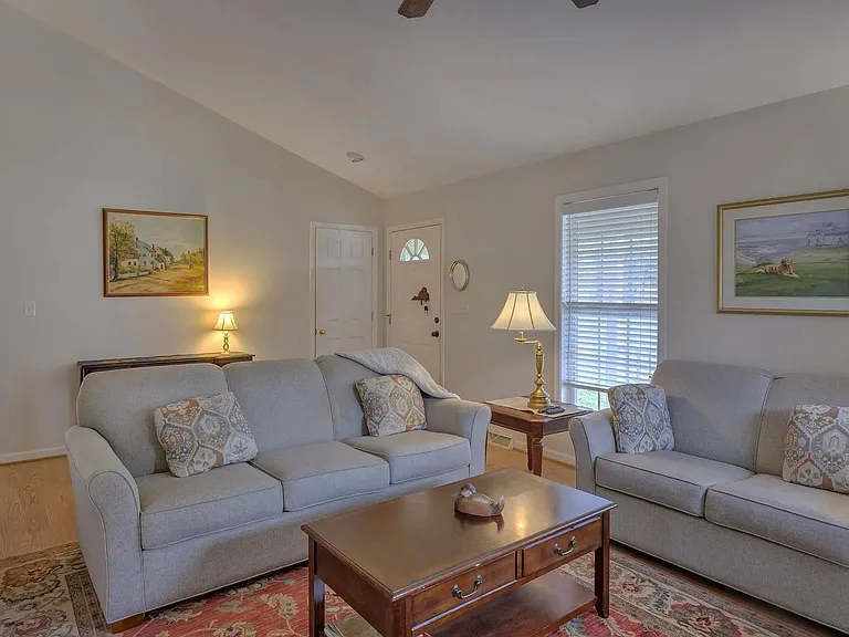 Living room (furniture may differ)