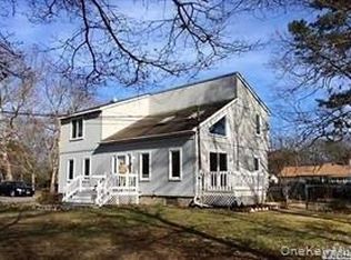 8 Park Cir, Shirley, NY 11967