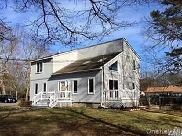 8 Park Circle, Shirley, NY 11967