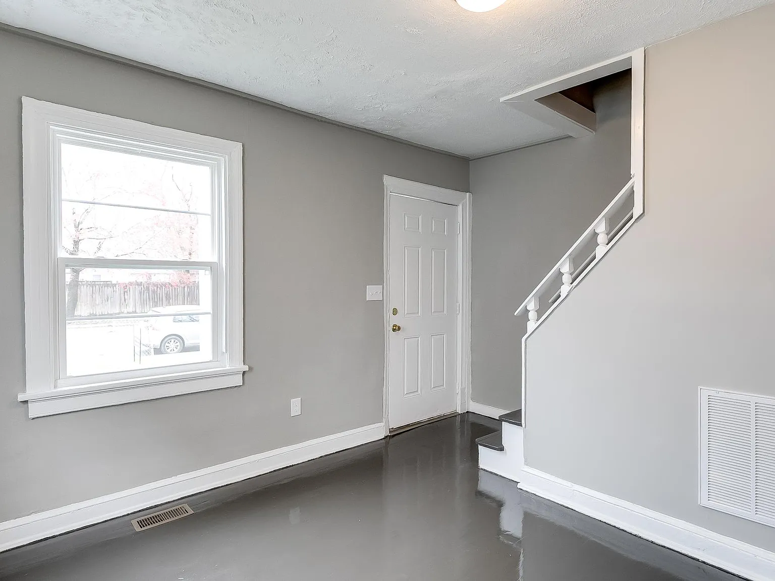 4 bed, 1054 sqft, $2,364 — Photo 4