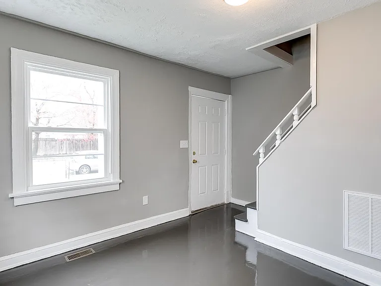 2106 Harwood St — Photo 4
