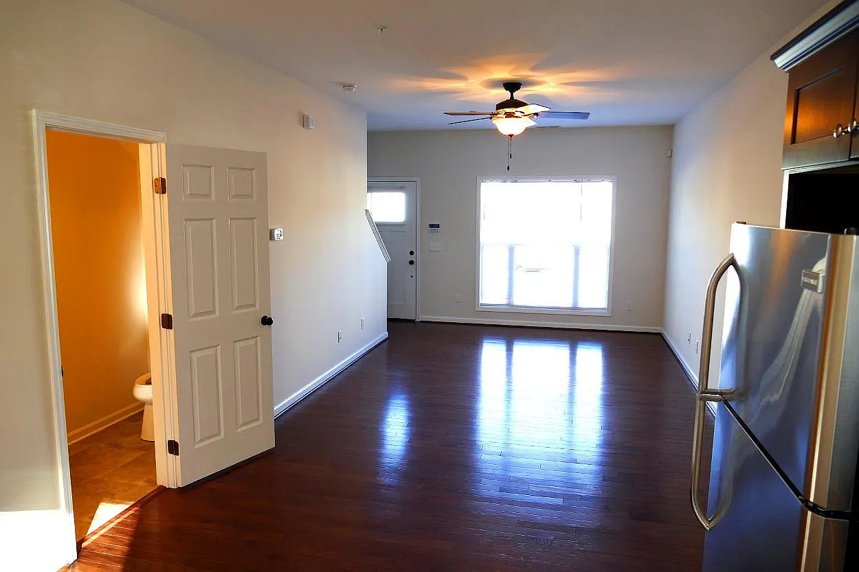 2 bed, 2.5 bath, 1120 sqft, $1,400 — Photo 3