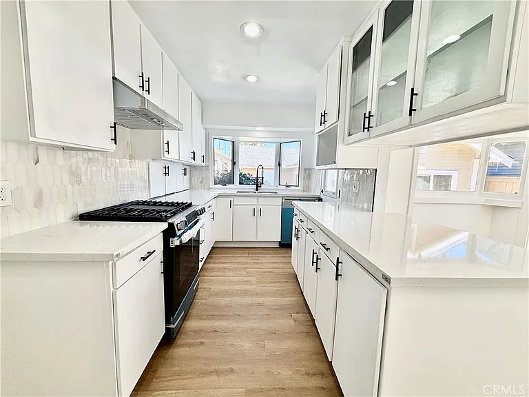 910 Acacia Ave — Photo 6