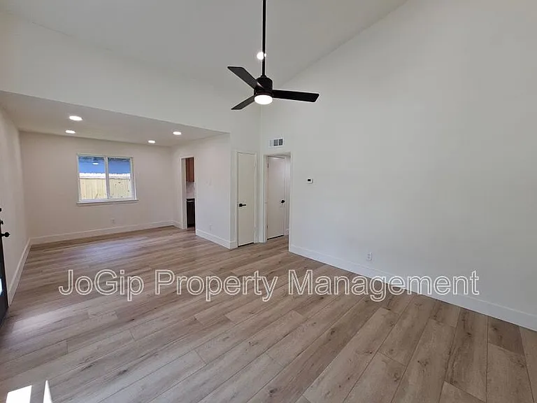 1725 R Ave — Photo 4