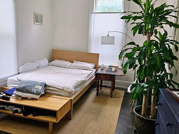 3rd image of 729 E Market St #3