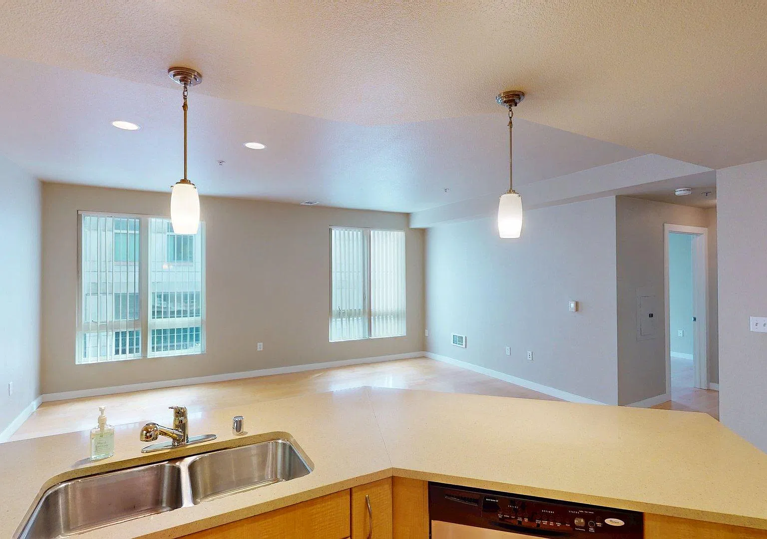 1 bed, 861 sqft, $2,600 — Photo 3