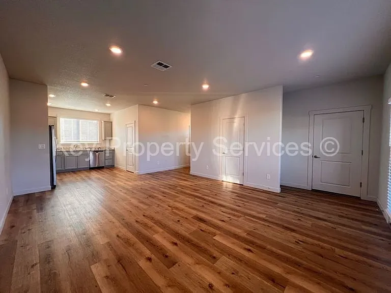 180 Loganberry Ct — Photo 4