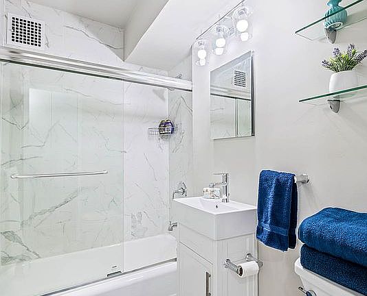4th image of 401 E 65th St APT 3I