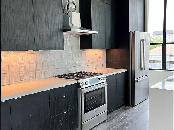 3rd image of 4322 Roseland Ave #101